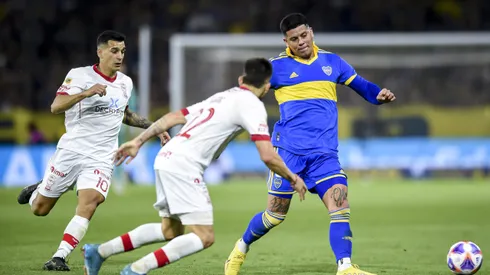 BUENOS AIRES, ARGENTINA - SEPTEMBER 19: Marcos Rojo of Boca Juniors kicks the ball during a match between Boca Juniors and Huracan as part of Liga Profesional 2022 at Estadio Alberto J. Armando on September 19, 2022 in Buenos Aires, Argentina. (Photo by Marcelo Endelli/Getty Images)