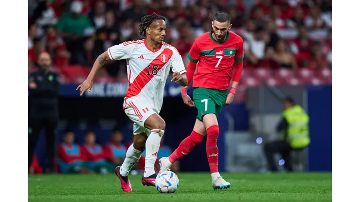 MADRID, SPAIN - MARCH 28: Andre Carrillo of Peru runs with the ball whilst under pressure from Hakim Ziyech of Morocco during the international friendly game between Morocco and Peru at Civitas Metropolitan Stadium on March 28, 2023 in Madrid, Spain. (Photo by Alex Caparros/Getty Images)