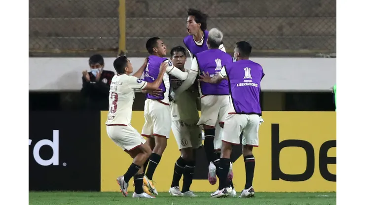 LIMA, PERU - APRIL 21: Enzo Gutierrez of Universitario celebrates with teammates after scoring the second goal of his team during a match between Universitario and Palmeiras as part of Group A of Copa CONMEBOL Libertadores 2021 at Estadio Monumental on April 21, 2021 in Lima, Peru. (Photo by Raul Sifuentes/Getty Images)