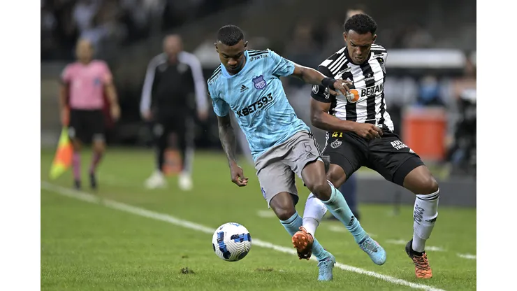 BELO HORIZONTE, BRAZIL - JULY 05: Neto (R) f Atletico Mineiro fights for the ball with Dixon Arroyo of Emelec during a Copa Libertadores round of sixteen second leg match between Atletico Mineiro and Emelec at Mineirao Stadium on July 05, 2022 in Belo Horizonte, Brazil. (Photo by Pedro Vilela/Getty Images)