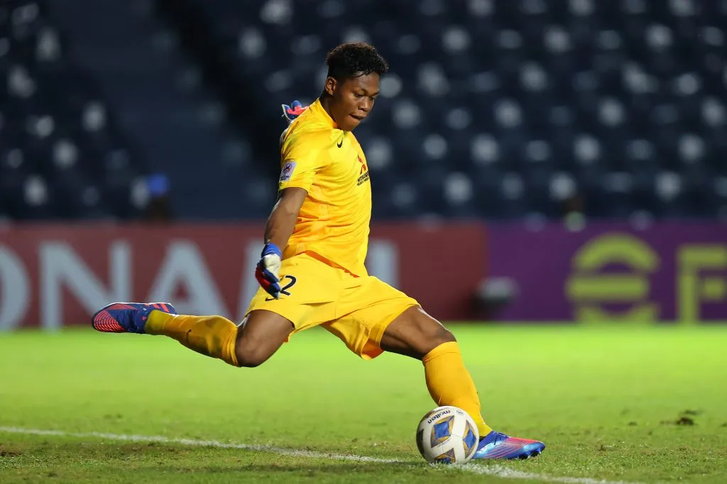 BURIRAM, THAILAND – APRIL 21: Zion Suzuki of Urawa Red Diamonds in action during the AFC Champions League Group F match between Daegu FC and Urawa Red Diamonds at Buriram Stadium on April 21, 2022 in Buriram, Thailand. (Photo by Pakawich Damrongkiattisak/Getty Images)