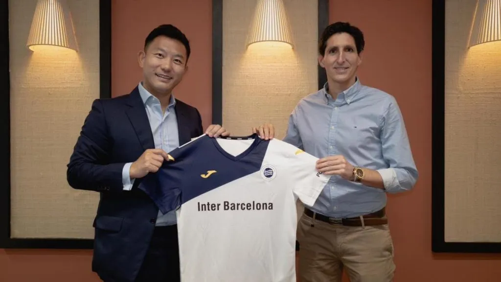 Dong Ren junto a David Karanka presentando la indumentaria del Internacional Barcelona.
