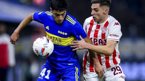 BUENOS AIRES, ARGENTINA - JUNE 24: Luca Longoni of Boca Juniors fights for the ball with Daniel Juarez of Union during a match between Boca Juniors and Union as part of Liga Profesional 2022 at Estadio Alberto J. Armando on June 24, 2022 in Buenos Aires, Argentina. (Photo by Marcelo Endelli/Getty Images)