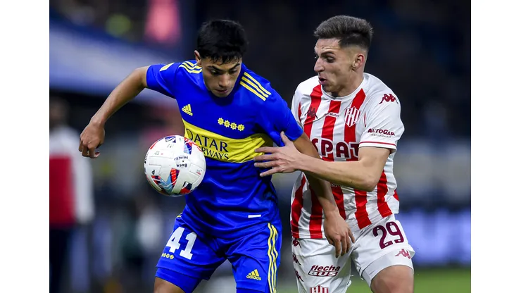 BUENOS AIRES, ARGENTINA - JUNE 24: Luca Longoni of Boca Juniors fights for the ball with Daniel Juarez of Union during a match between Boca Juniors and Union as part of Liga Profesional 2022 at Estadio Alberto J. Armando on June 24, 2022 in Buenos Aires, Argentina. (Photo by Marcelo Endelli/Getty Images)