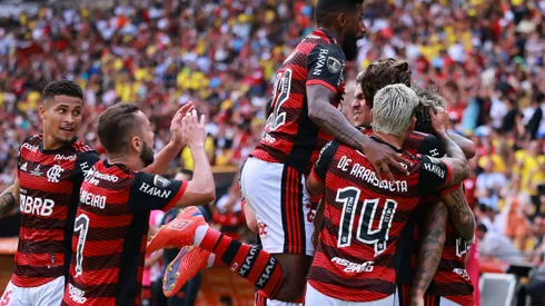 GUAYAQUIL, ECUADOR - OCTOBER 29: Gabriel Barbosa of Flamengo celebrates with teammates after scoring the first goal of his team during the final of Copa CONMEBOL Libertadores 2022 between Flamengo and Athletico Paranaense at Estadio Monumental Isidro Romero Carbo on October 29, 2022 in Guayaquil, Ecuador. (Photo by Hector Vivas/Getty Images)