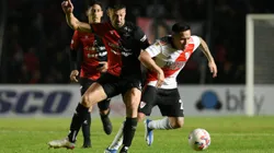 SANTA FE, ARGENTINA - JUNE 15: Esequiel Barco of River Plate and Federico Lértora of Colón fight for the ball during a match between Colón and River Plate as part of Liga Profesional Argentina 2022 at Brigadier General Estanislao Lopez Stadium on June 15, 2022 in Santa Fe, Argentina. (Photo by Luciano Bisbal/Getty Images)