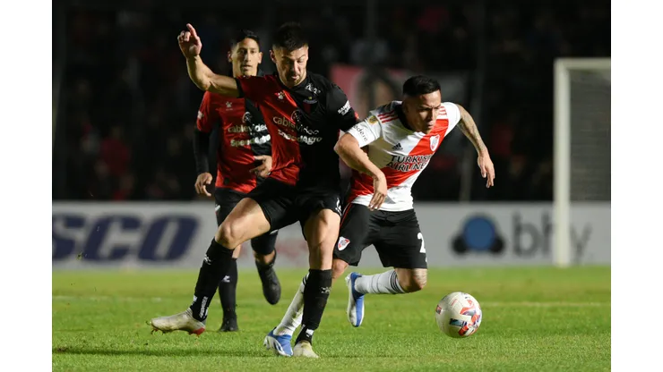 SANTA FE, ARGENTINA - JUNE 15: Esequiel Barco of River Plate and Federico Lértora of Colón fight for the ball during a match between Colón and River Plate as part of Liga Profesional Argentina 2022 at Brigadier General Estanislao Lopez Stadium on June 15, 2022 in Santa Fe, Argentina. (Photo by Luciano Bisbal/Getty Images)