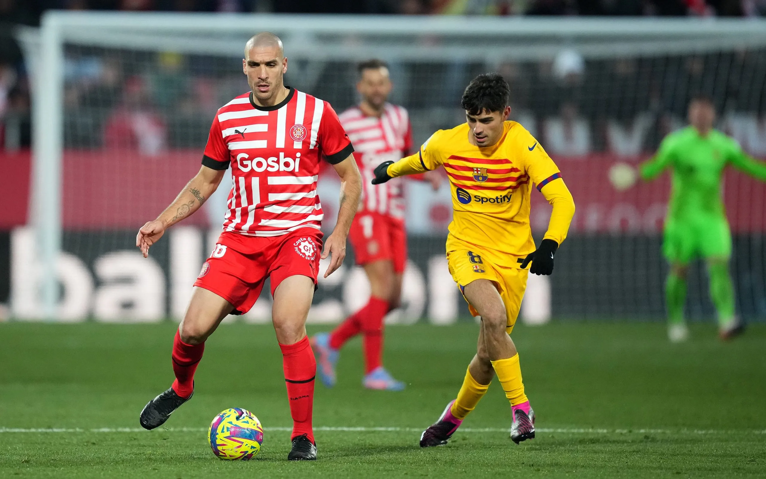 Oriol Romeu vs. Pedri en el último Girona vs. Barcelona. Getty Images.