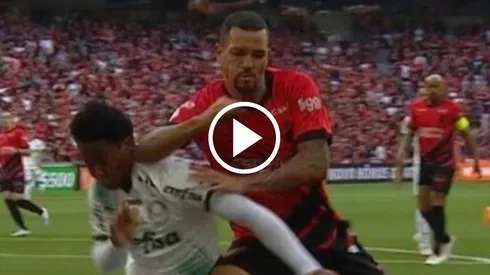 VIDEO | Endrick recibió un violento codazo ante Paranaense