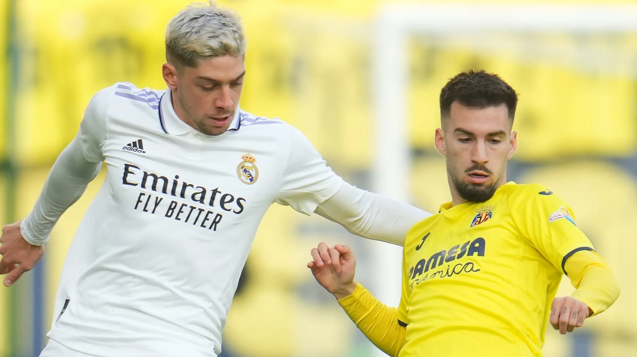 Federico Valverde y Álex Baena en el Villarreal vs. Real Madrid que se disputó en el Estadio de la Cerámica en 2022. Getty Images.