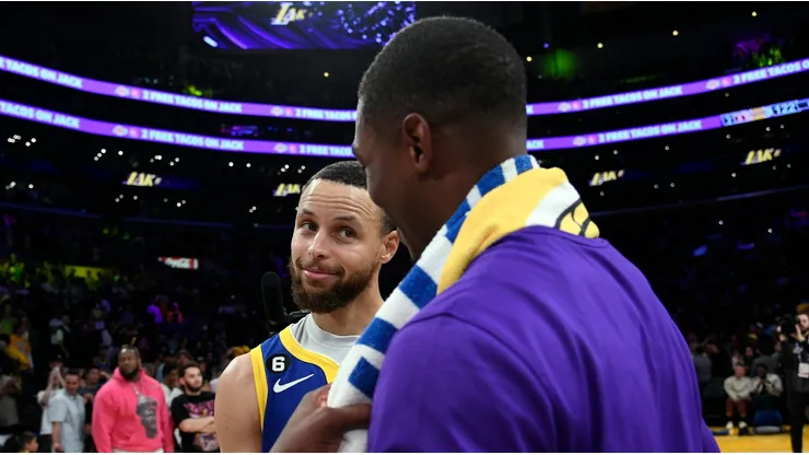 Stephen Curry y Lonnie Walker IV.