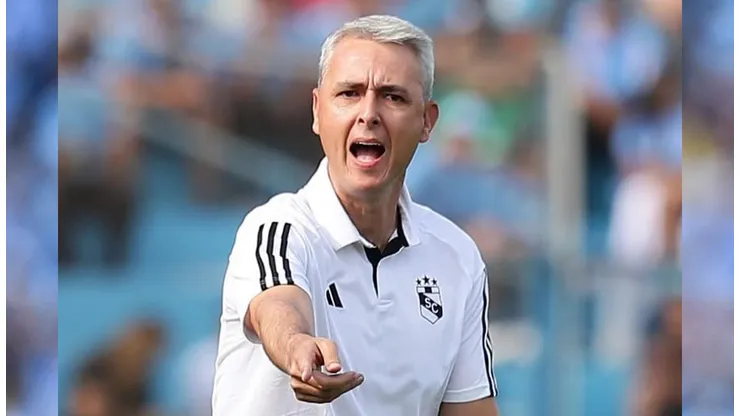 Tiago Nunes acusa boicot por roja a Yotún.