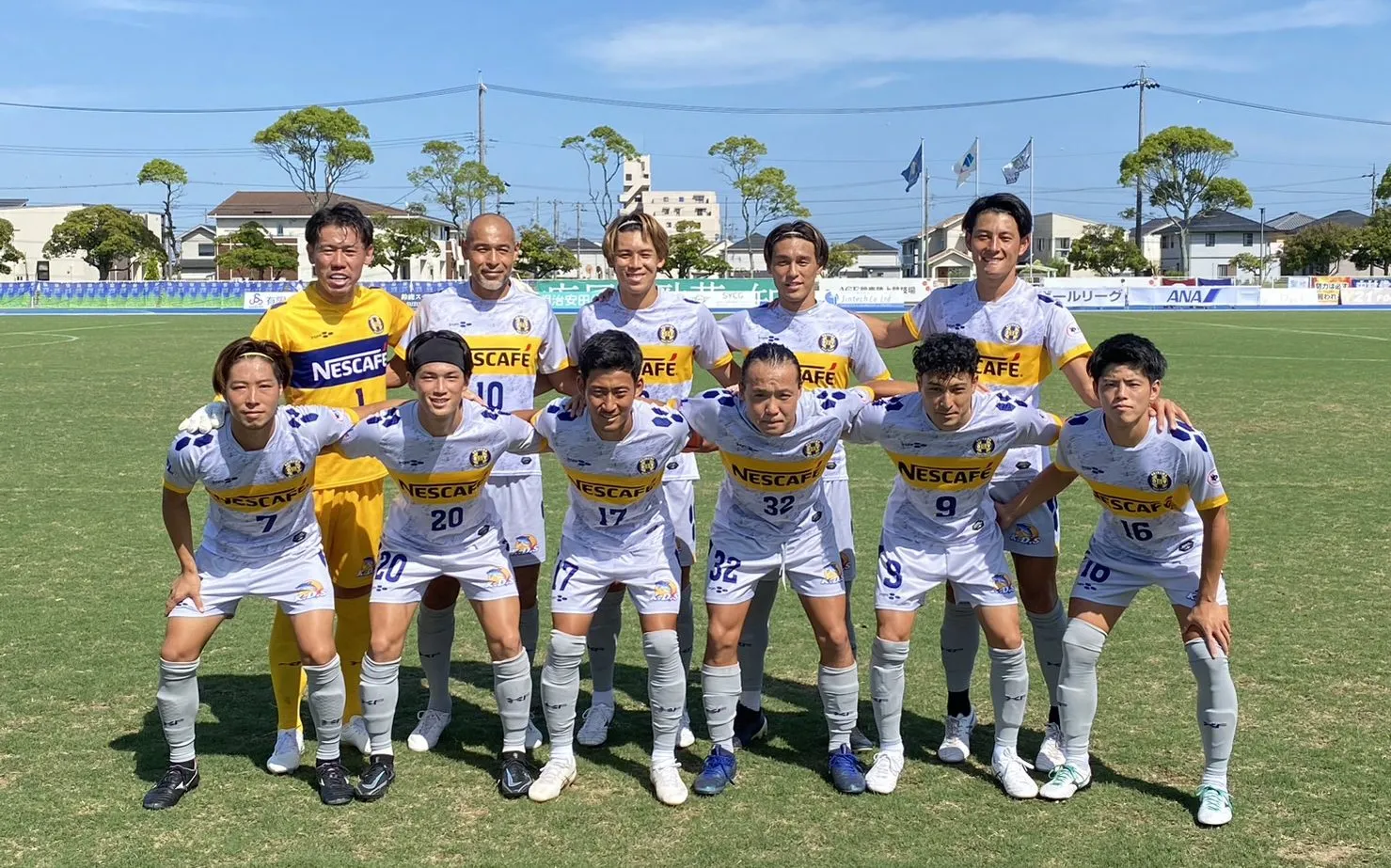 Naohiro Takahara junto al resto de sus compañeros en la previa del Suzuka vs. Okinawa. Twitter Okinawa.