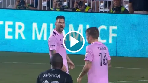 Messi fulminó con la mirada a Taylor porque no le devolvió un pase claro