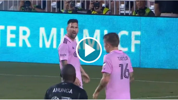 Messi fulminó con la mirada a Taylor porque no le devolvió un pase claro