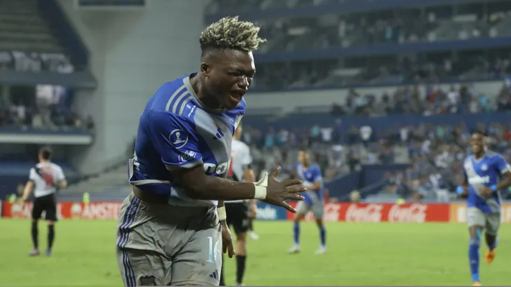 Los hinchas de Emelec se reunieron con los jugadores.