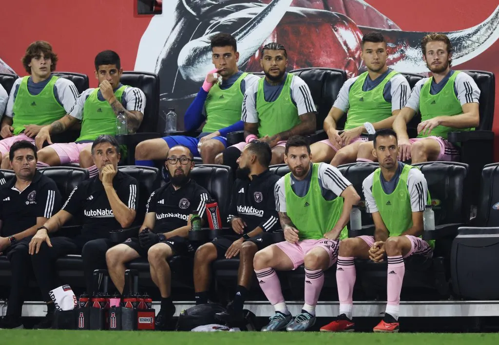 Ante la seguidilla de partidos, Messi arrancó sentado en el banco de suplentes junto a Busquets. (Foto: Getty)