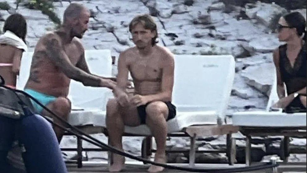 David Beckham junto a Luka Modric y Victoria Adams. Twitter @Caughtoffside