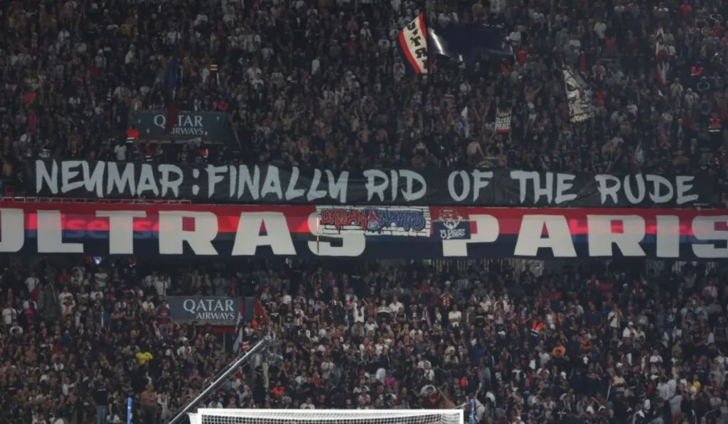 Pancarta a Neymar en PSG vs. Lens: TW
