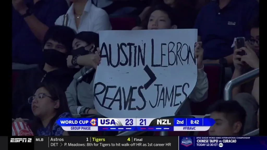 Cartel de Austin Reaves y LeBron James (Foto: X / @ClutchPoints)