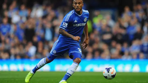 Ryan Bertrand ahora entrena con la juvenil de Chelsea mientras espera fichar por un nuevo club. of Chelsea in action during the Barclays Premier League match between Chelsea and Cardiff City at Stamford Bridge on October 19, 2013 in London, England. (Photo by Mike Hewitt/Getty Images)