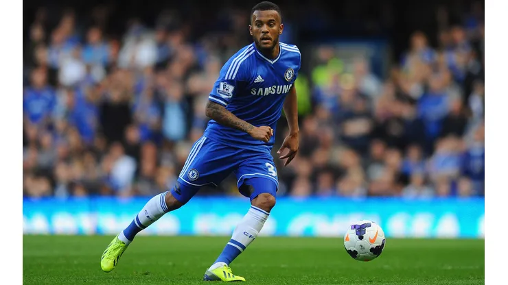 Ryan Bertrand ahora entrena con la juvenil de Chelsea mientras espera fichar por un nuevo club. of Chelsea in action during the Barclays Premier League match between Chelsea and Cardiff City at Stamford Bridge on October 19, 2013 in London, England. (Photo by Mike Hewitt/Getty Images)