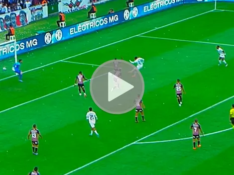 Paolo Guerrero casi marca golazo para Liga de Quito entre la marca de dos hombres