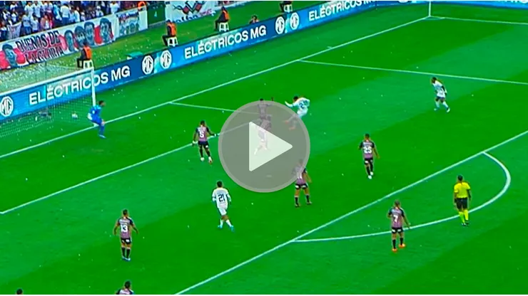 Paolo Guerrero casi marca golazo para Liga de Quito entre la marca de dos hombres por la Copa Sudamericana