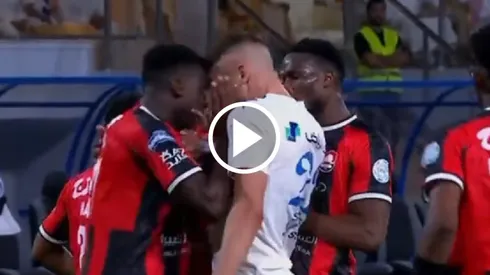 Mitrovic y un polémico cabezazo que derivó en su expulsión.