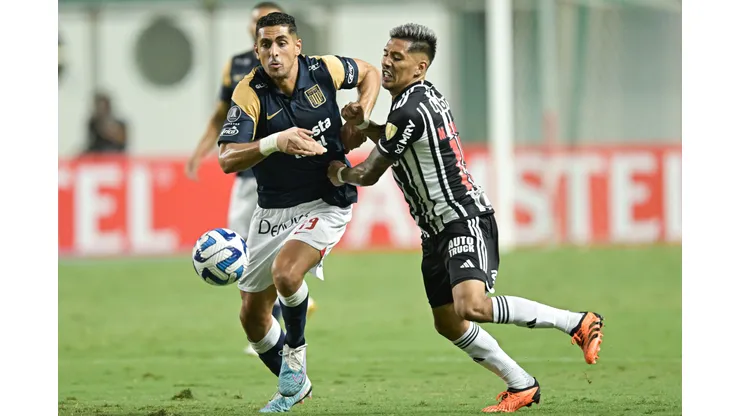BELO HORIZONTE, BRAZIL - MAY 06: Zaracho (R) of Atletico Mineiro and Pablo Sabbag (L) of Alianza Lima fight for the ball during a Group G match between Atletico Mineiro and Alianza Lima as part of Copa CONMEBOL Libertadores 2023 at Arena Independencia Stadium on May 03, 2023 in Belo Horizonte, Brazil. (Photo by Pedro Vilela/Getty Images)