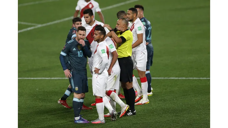 BUENOS AIRES, ARGENTINA - OCTOBER 14: Lionel Messi of Argentina argues with players of Peru during a match between Argentina and Peru as part of South American Qualifiers for Qatar 2022 at Estadio Monumental Antonio Vespucio Liberti on October 14, 2021 in Buenos Aires, Argentina. (Photo by Daniel Jayo/Getty Images)