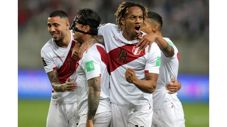 LIMA, PERU - NOVEMBER 11: Gianluca Lapadula of Peru celebrates with teammate André Carrillo (C) after scoring the first goal of his team during a match between Peru and Bolivia as part of FIFA World Cup Qatar 2022 Qualifiers at Estadio Nacional de Lima on November 11, 2021 in Lima, Peru. (Photo by Sebastian Castañeda - Pool/Getty Images)