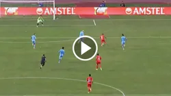 El ecuatoriano se llevó a la defensa del Bolívar y marcó el primero