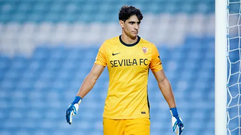 Sevilla reemplaza a Bono con otro arquero de selección