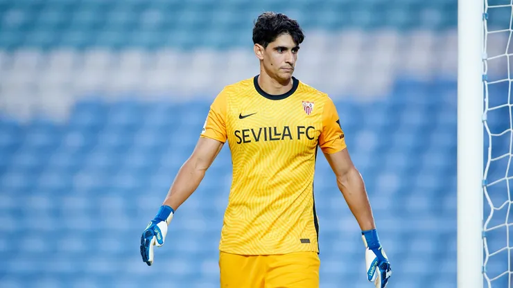 Sevilla reemplaza a Bono con otro arquero de selección