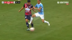 VAR no sanciona violento pisotón de Yotún y desata la polémica