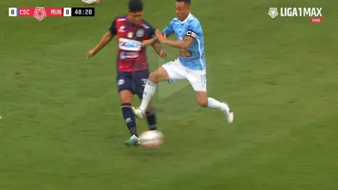 VAR no sanciona violento pisotón de Yotún y desata la polémica