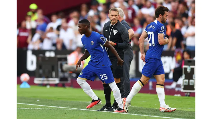 LONDON, ENGLAND - AUGUST 20: Moises Caicedo of Chelsea is substituted on for teammate Ben Chilwell during the Premier League match between West Ham United and Chelsea FC at London Stadium on August 20, 2023 in London, England. (Photo by Clive Rose/Getty Images)