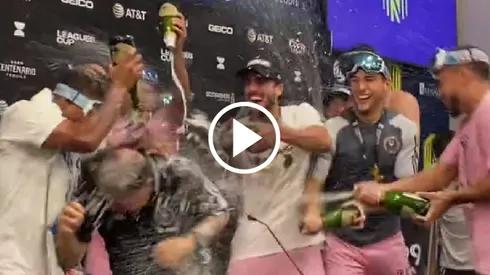 Tata Martino, bañado en champagne por jugadores de Inter Miami.