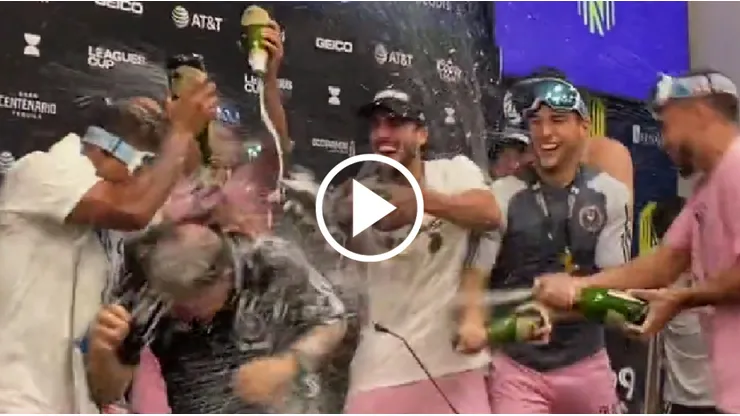 Tata Martino, bañado en champagne por jugadores de Inter Miami.
