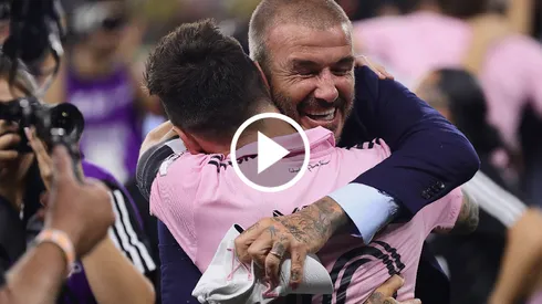 El abrazo del final entre Messi y Beckham.