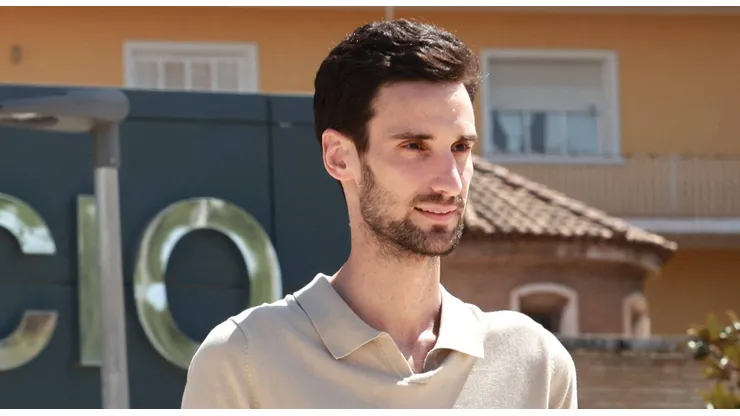 Sergio Rico dejó el hospital Virgen del Rocío y espera volver a jugar lo antes posible.