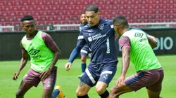 Paolo Guerrero titular en partido crucial para LDU