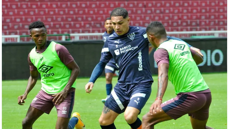 Paolo Guerrero titular en partido crucial para LDU