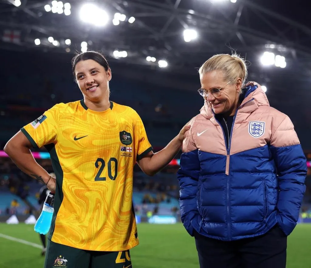 Sam Kerr, estrella australiana y jugadora del Chelsea, con Sarina Weigman.