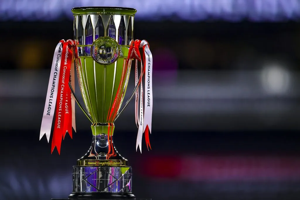 El trofeo de la Copa de Campeones de la Concacaf. Concacaf.com