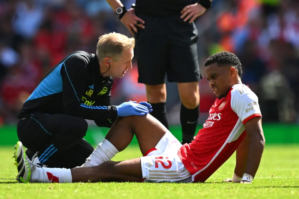 Jurrien Timber salió lesionado en su debut con el Arsenal (Photo by Clive Mason/Getty Images)