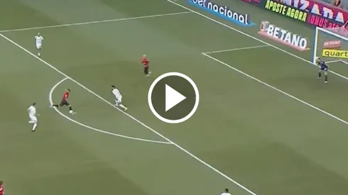 El volante chileno tuvo en sus pies el 2-0 pero el VAR lo anuló.