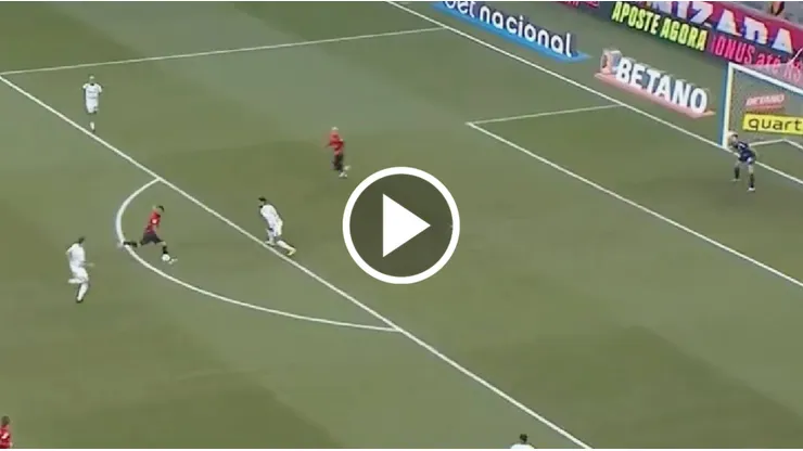 El volante chileno tuvo en sus pies el 2-0 pero el VAR lo anuló.