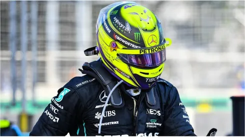 Lewis Hamilton con el HANS